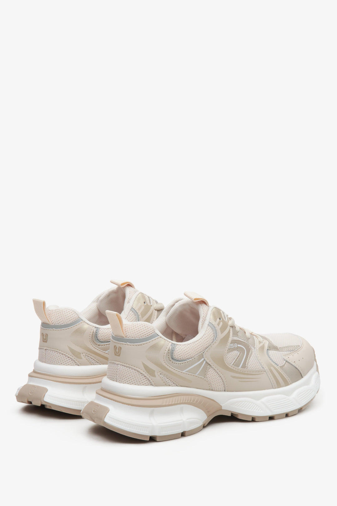 Beżowo-białe sneakersy damskie ES 8 - zbliżenie na zapiętek i linię boczną butów.