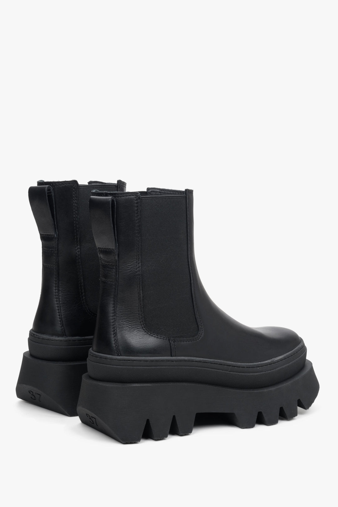 Czarne sztyblety dmaksie Estro na elastycznej podeszwie - profil butów.