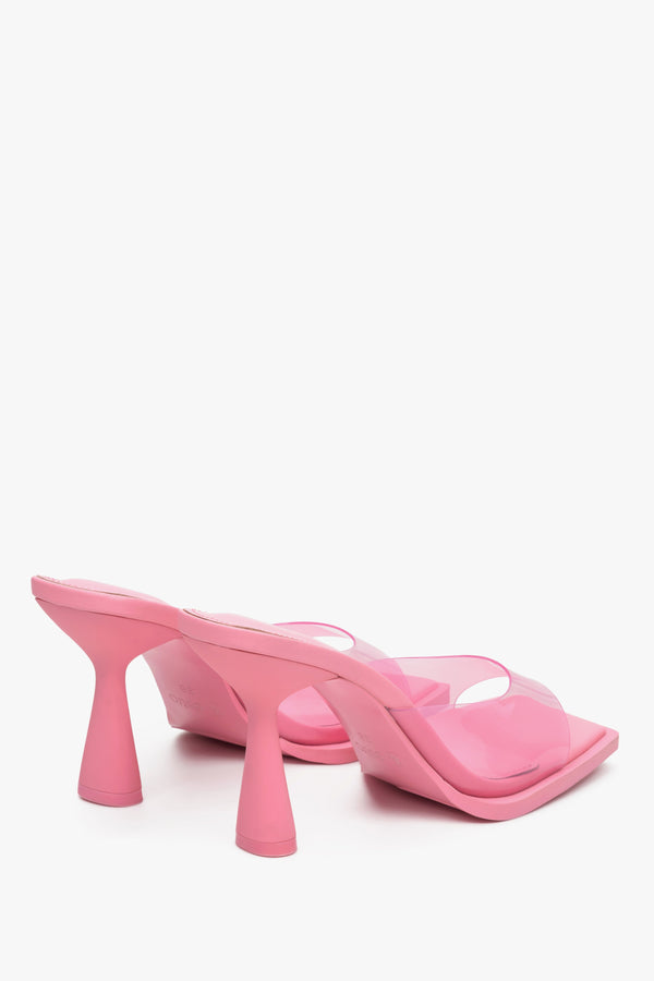 Damskie, przezroczyste klapki na obcasie z różową podeszwą marki Estro - zbliżenie na tylną część obuwia.