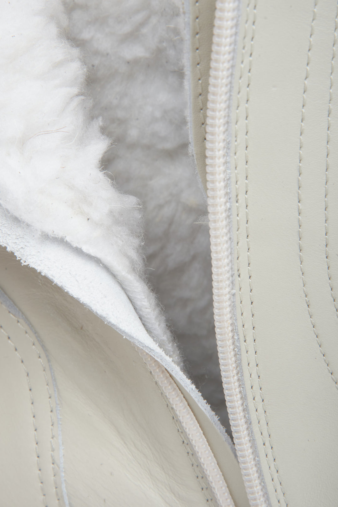 Skórzane, jasnobeżowe botki damskie na zimę Estro z ocieplającym wsadem - zbliżenie na wnętrze buta.