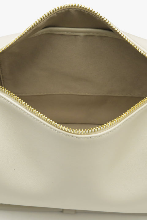 Skórzana torebka damska w kolorze jasnobeżowym Estro - zbliżenie na wnętrze modelu.