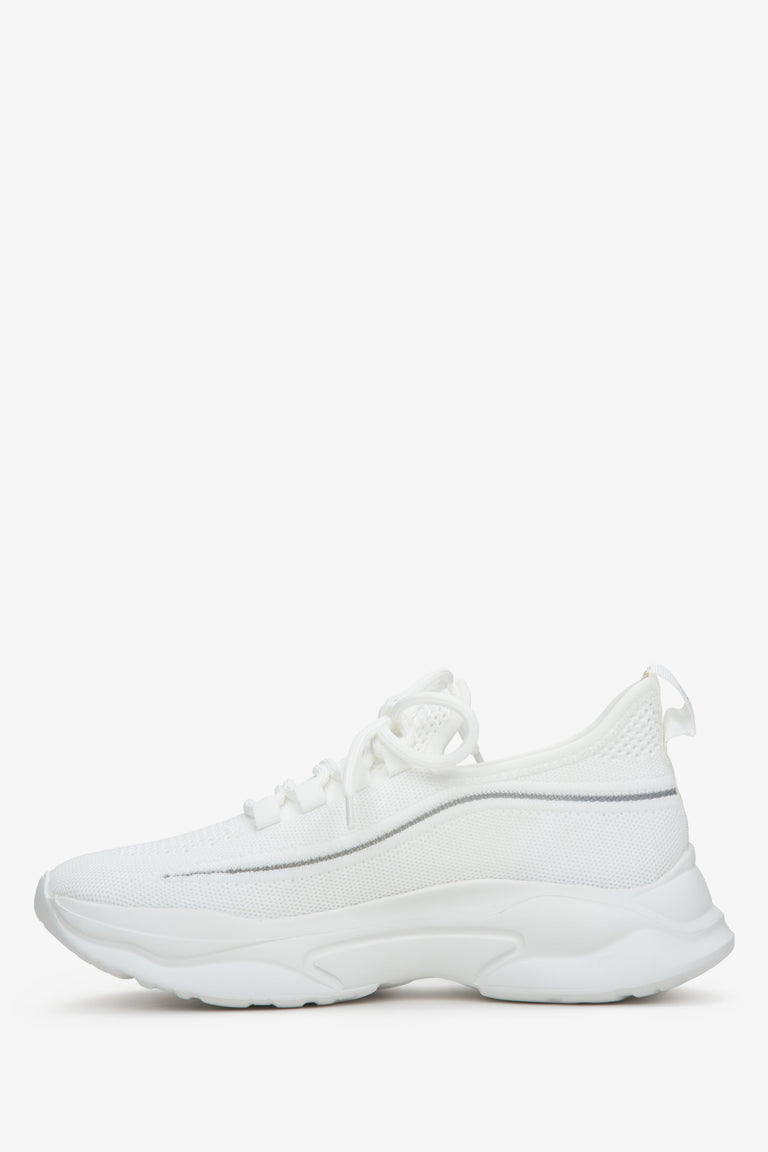 Białe niskie sneakersy damskie Estro na elastycznej podeszwie z siateczki.