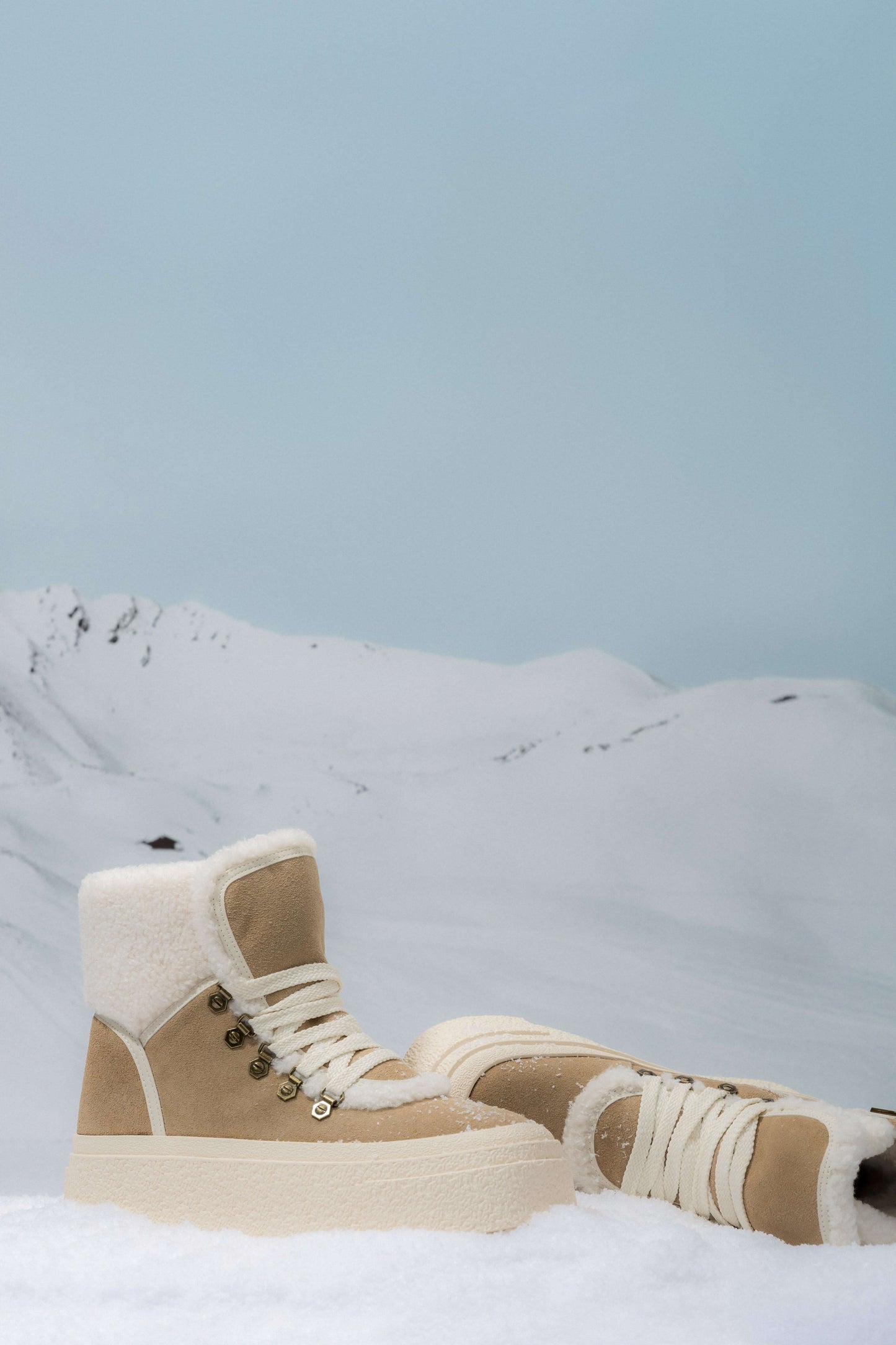 Botki damskie zimowe w kolorze beżowym z futrzanym wsadem.