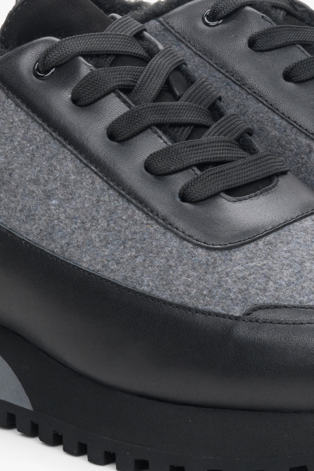 Skórzane sneakersy damskie w kolorze czarno-szare marki Estro - zbliżenie na detale.