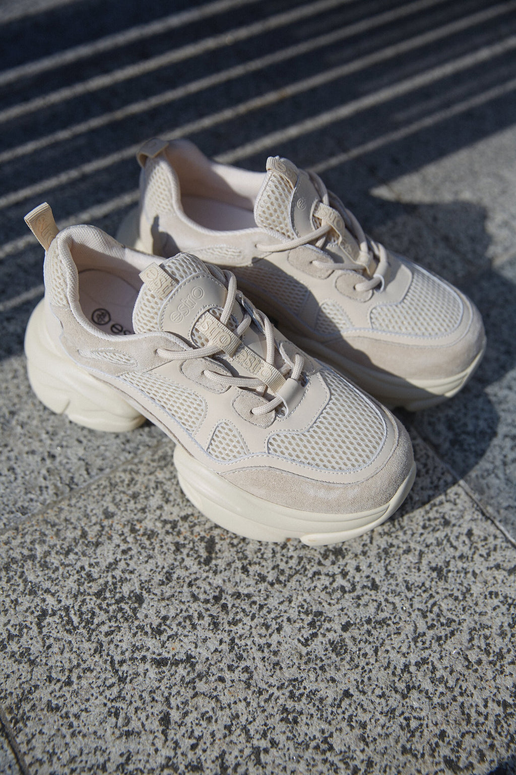 Beżowe sneakersy damskie z zamszu naturalnego z siateczką Estro ER00114170
