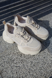 Beżowe sneakersy damskie z zamszu naturalnego z siateczką Estro ER00114170