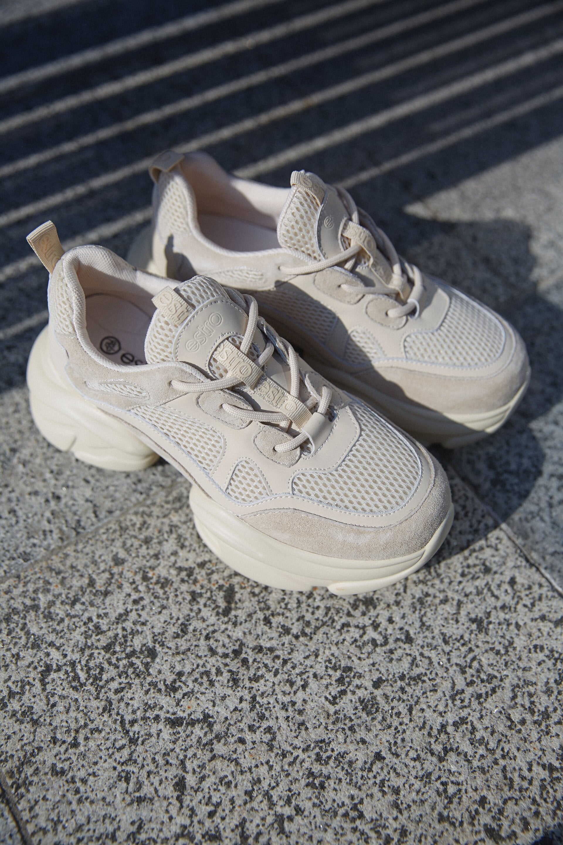 Beżowe sneakersy damskie z zamszu naturalnego z siateczką Estro ER00114170