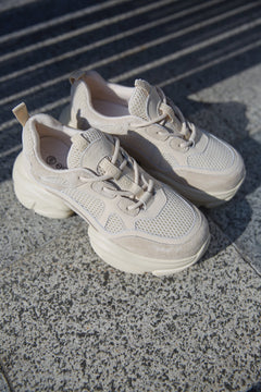 Beżowe sneakersy damskie z zamszu naturalnego z siateczką Estro ER00114170