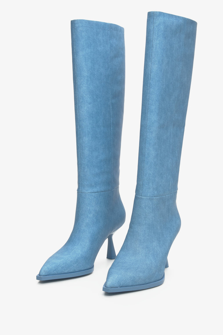 Wysokie, niebieskie kozaki damskie Estro z czubkiem w szpic - zbliżenie na przód buta.