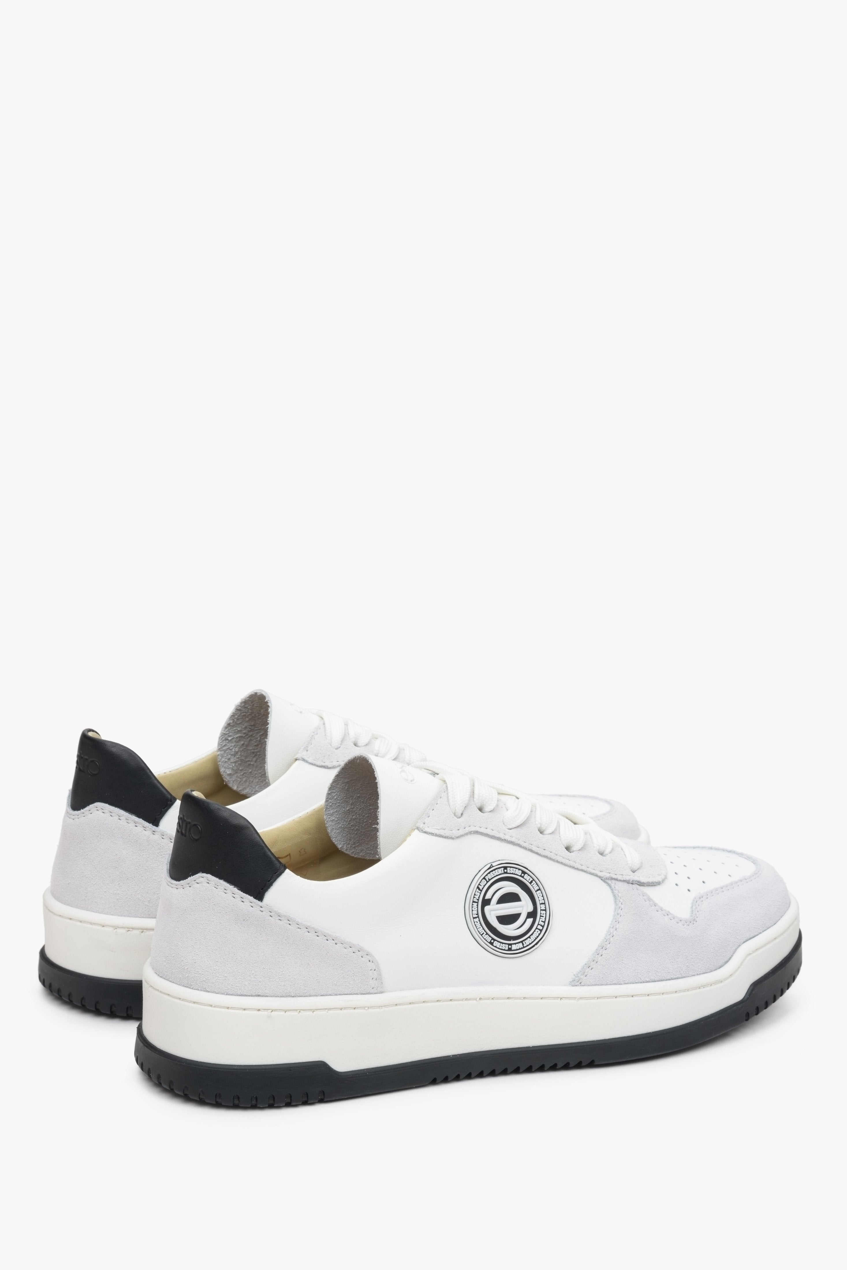 Skórzane, szaro-białe sneakersy damskie ze sznurowaniem Estro - zbliżenie na zapiętek i przyszwę boczną.