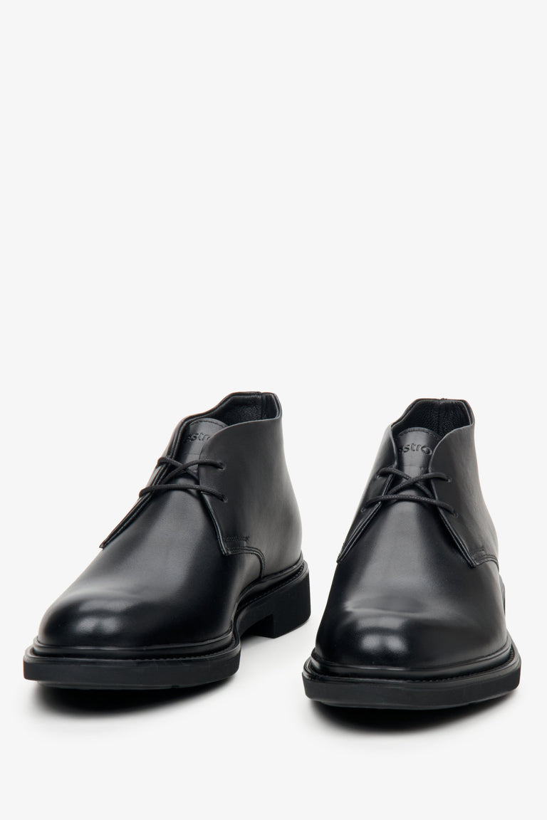 Skórzane, krótkie botki męskie Estro w kolorze czarnym - zbliżenie na czubek buta.