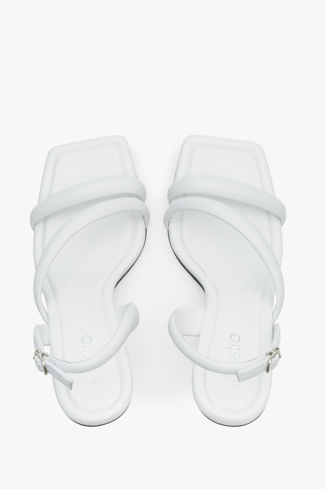 Skórzane, białe sandały damskie z cienkich pasków na wysokim obcasie - prezentacja modelu z góry.