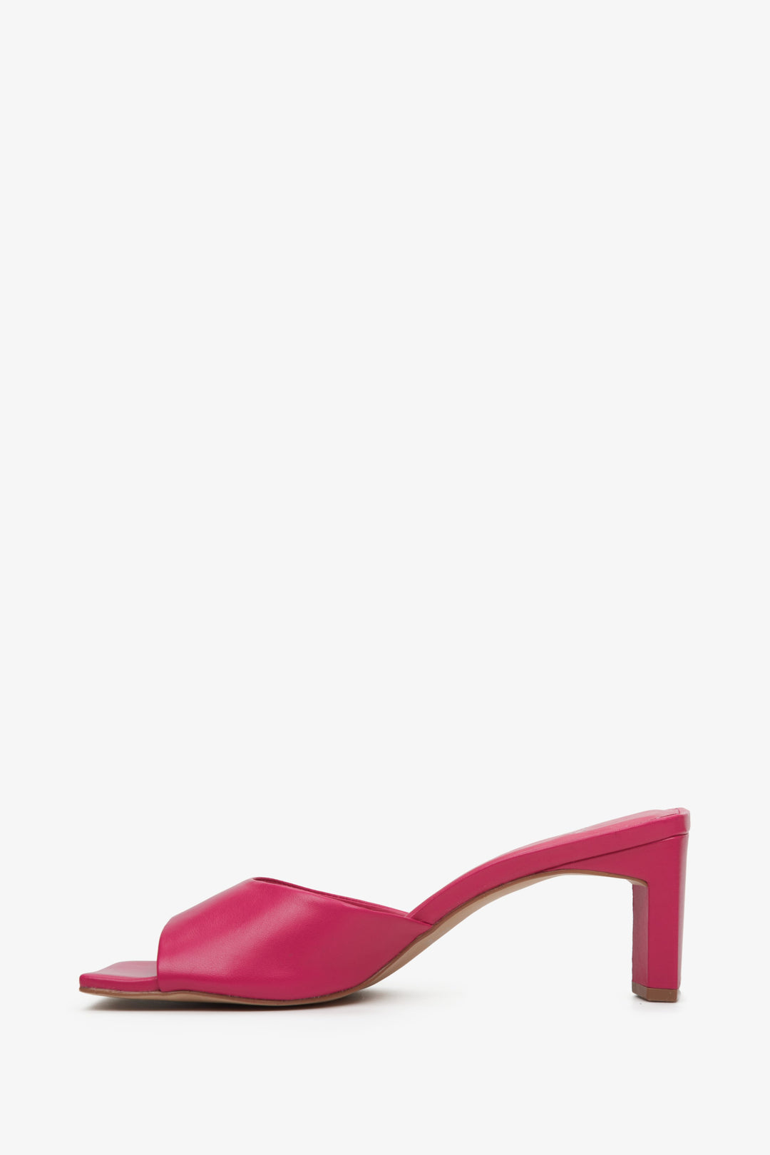 Eleganckie klapki damskie z włoskiej skóry naturalnej w kolorze różowym marki Estro - profil buta.