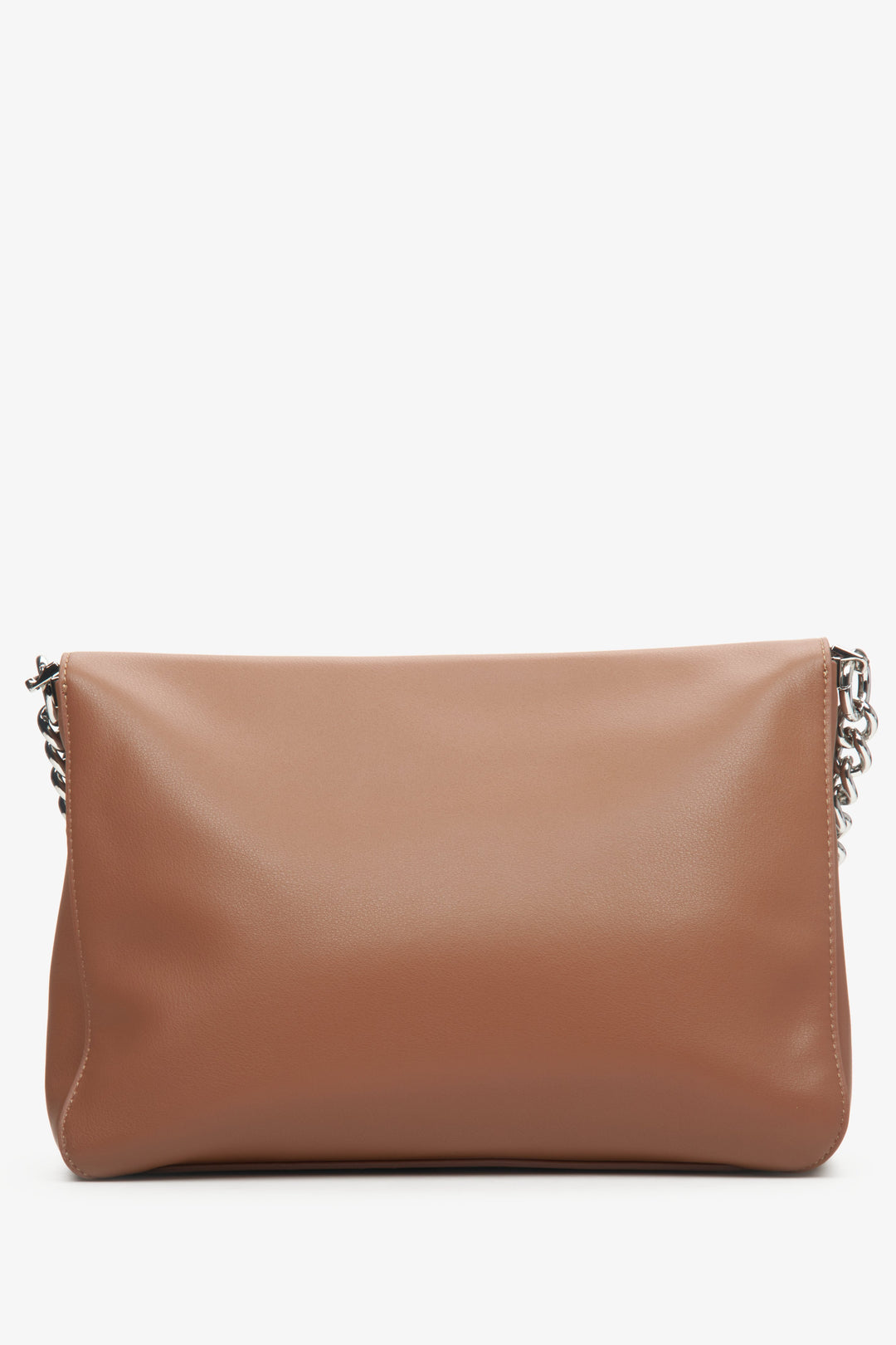 Skórzana torebka listonoszka damska w kolorze brązowym Estro z łańcuszkiem - tył modelu.
