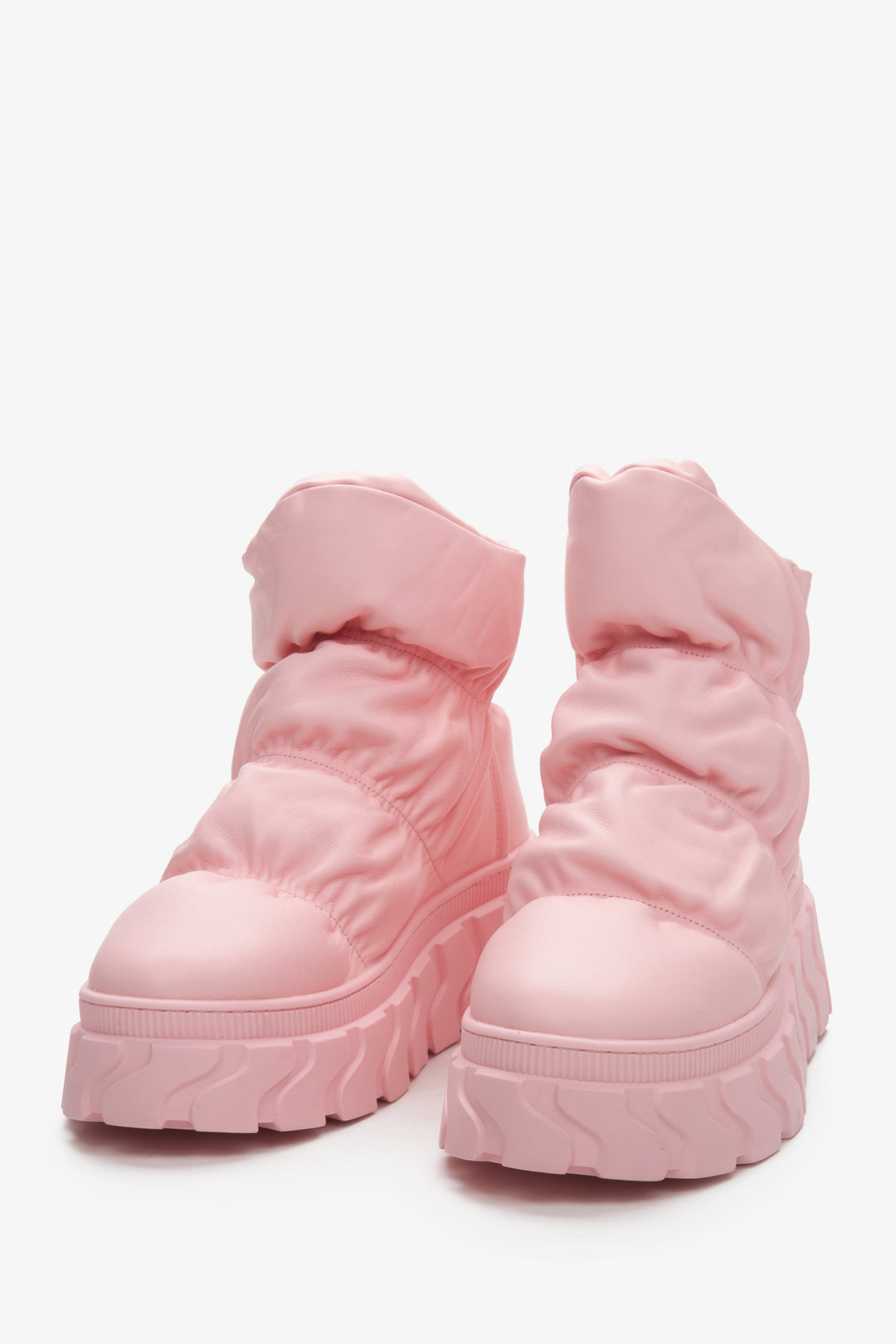Skórzane śniegowce damskie różowe z puchowym wsadem Estro - zbliżenie na czubek buta.
