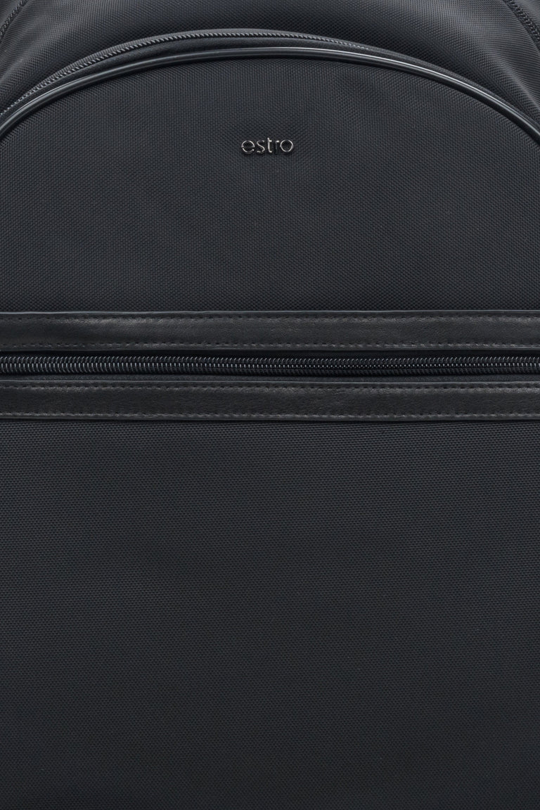 Męski czarny plecak Estro w kolorze czarnym - zbliżenie na detale.