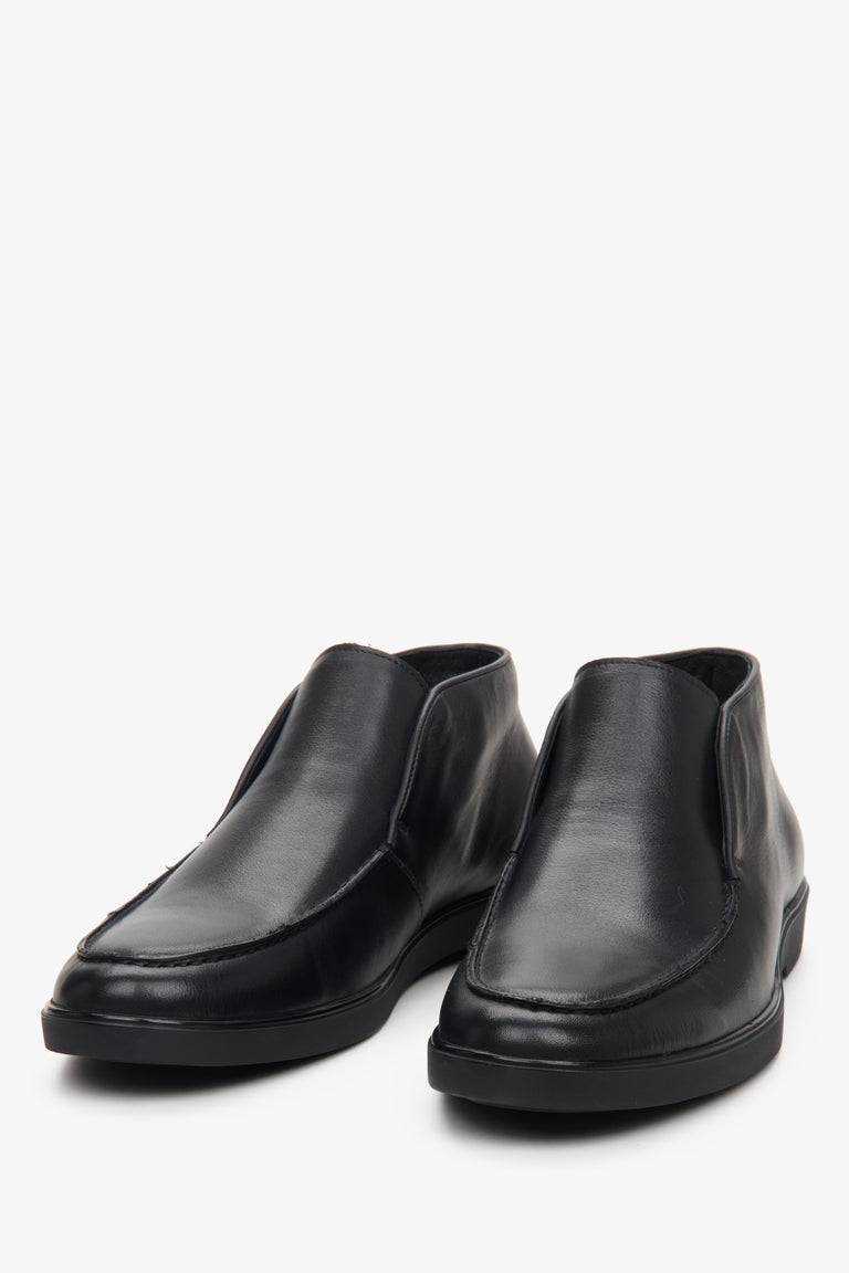 Męskie czarne botki ze skóry naturalnej w kolorze czarnym - zbliżenie na czubek buta.