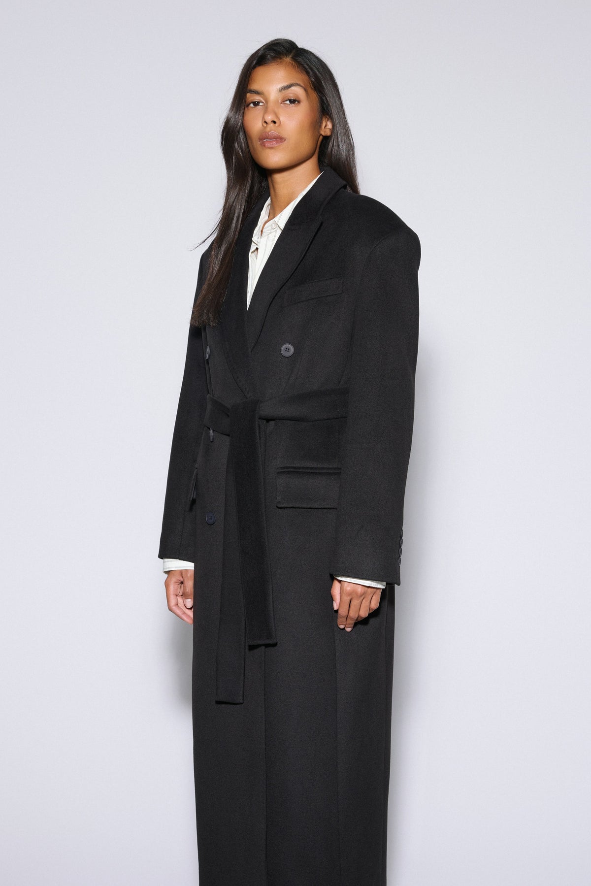 Damski płaszcz z wełny i kaszmiru w kolorze czarnym z podkreślonymi ramionami Estro