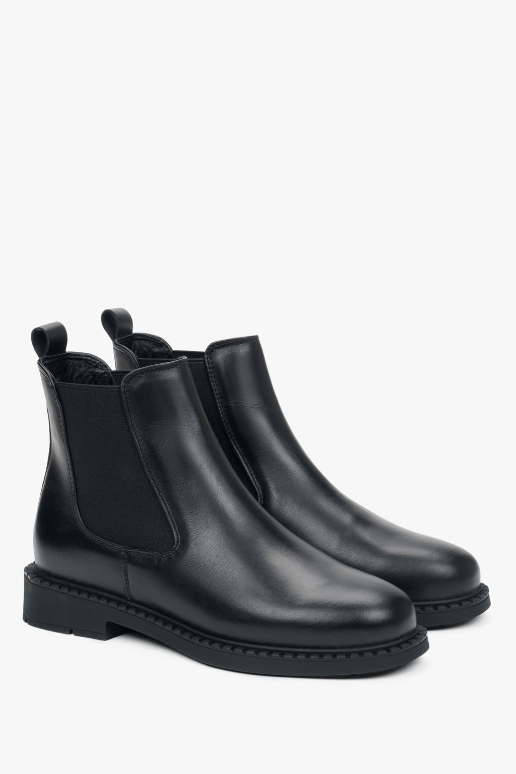 Buty sztyblety damskie Estro w kolorze czarnym - zbliżenie na profil i czubek buta.