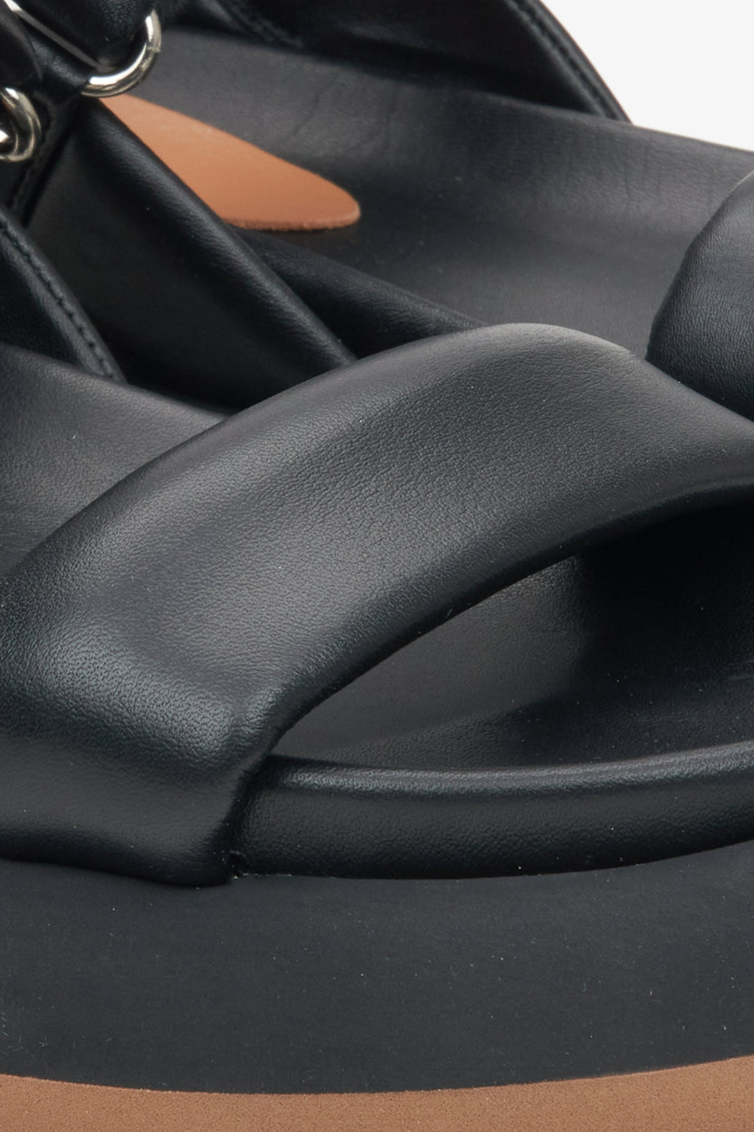 Czarne skórzane sandały damskie Estro - zbliżenie na detale.