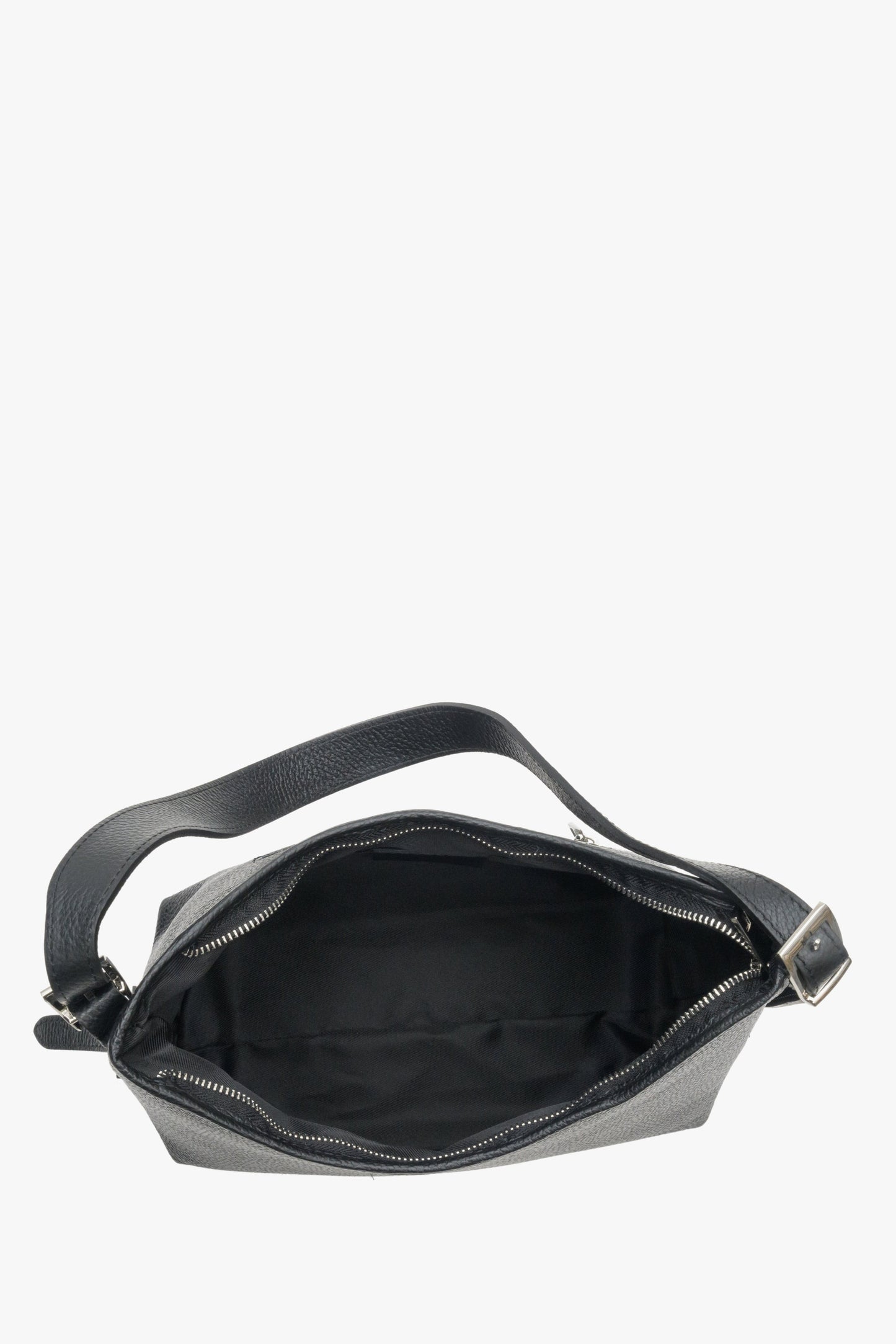 Skórzana, czarna torebka damska Estro ze srebrnymi okuciami - zbliżenie na wnętrze modelu.