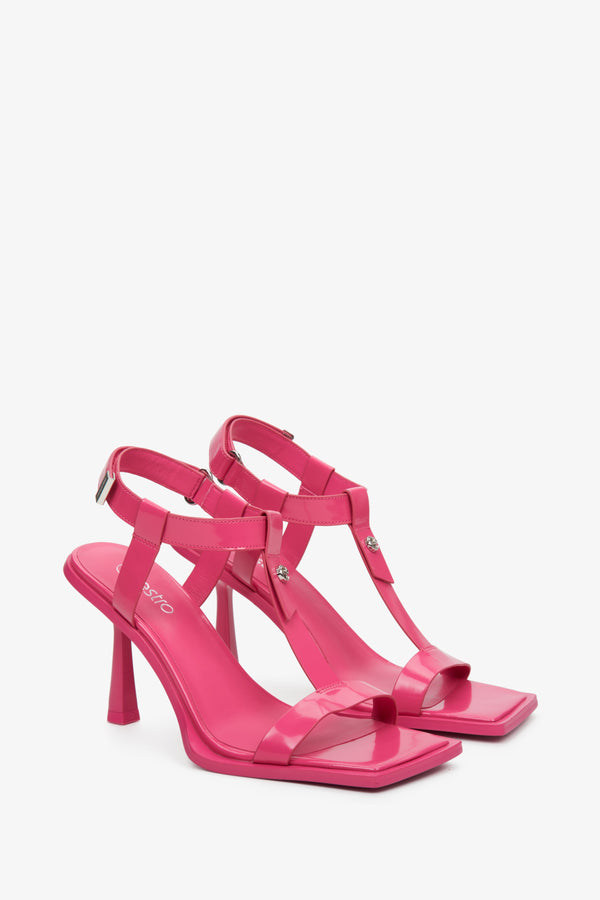 Sandały damskie na szpilce zapinane na kostce w kolorze różowym Estro.