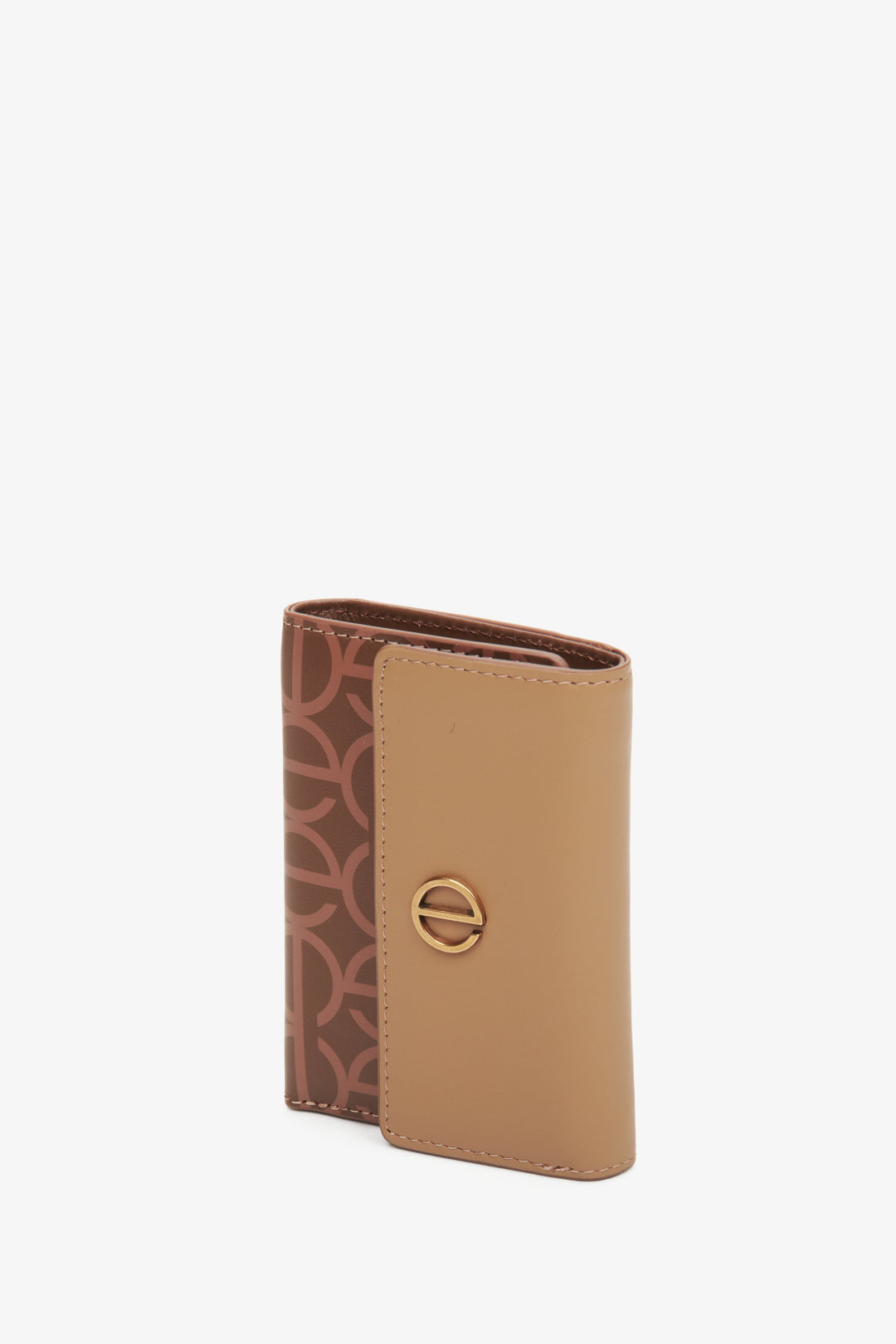 Brązowy, skórzany portfel damski średniej wielkości marki Estro.