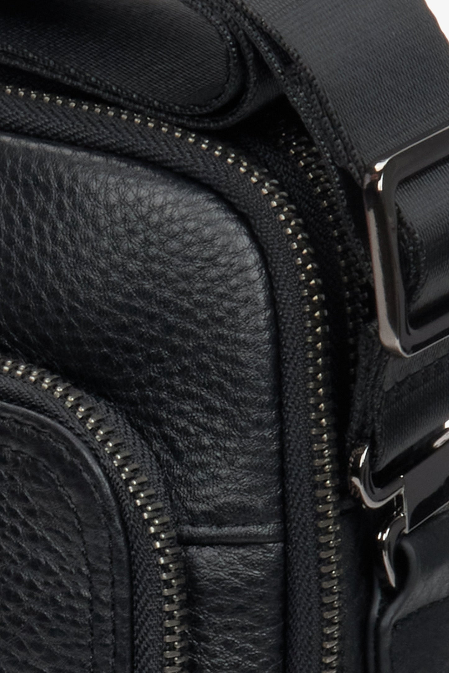 Skórzana torebka saszetka męska w kolorze czarnym Estro - zbliżenie na detal.