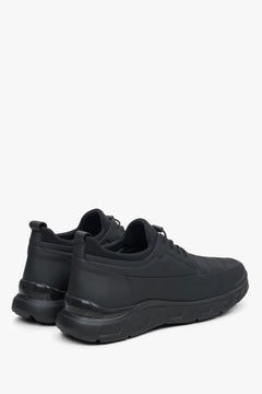 Wygodne sneakersy męskie czarne Estro - zbliżenie na linię boczną i miękki zapiętek.