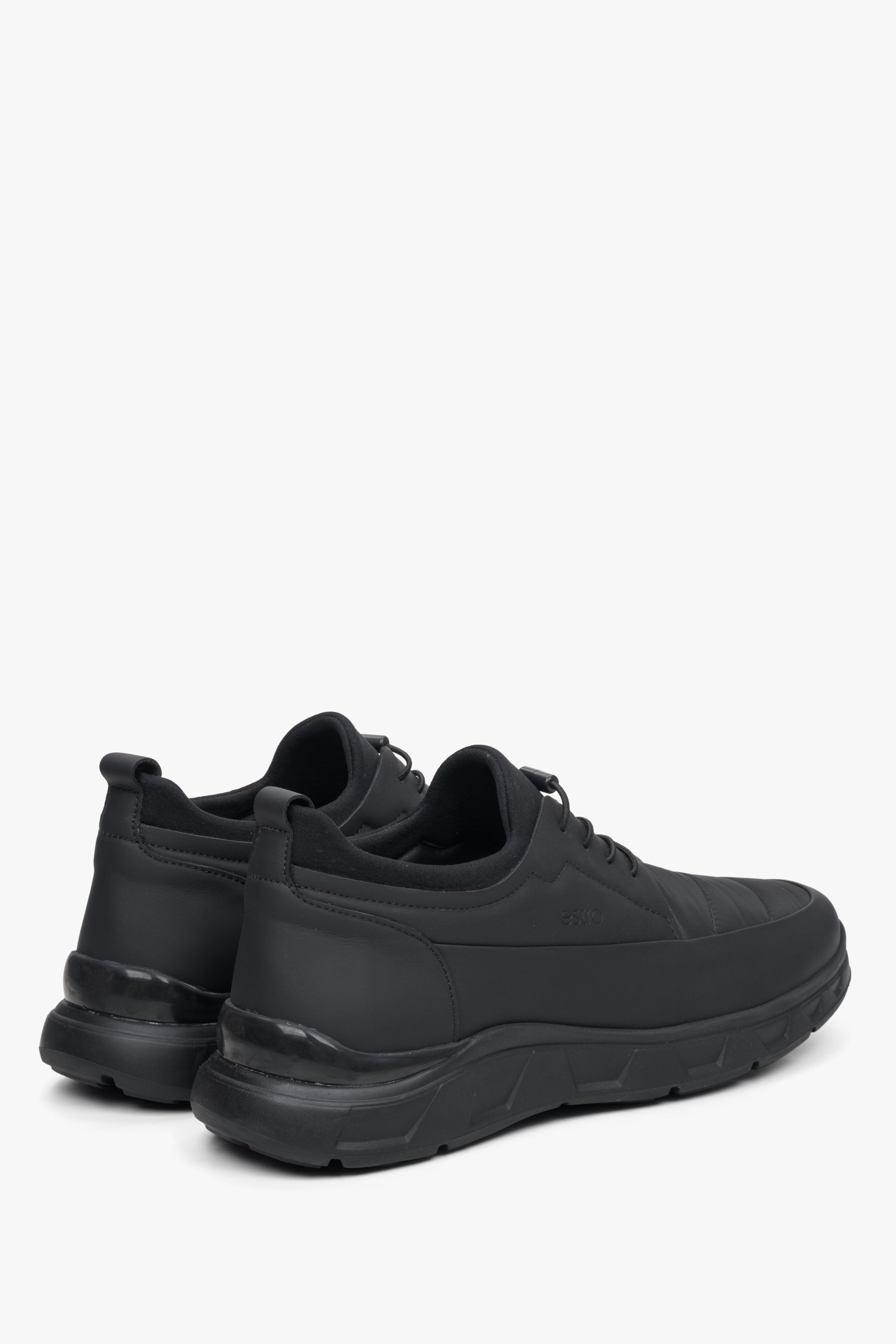Wygodne sneakersy męskie czarne Estro - zbliżenie na linię boczną i miękki zapiętek.
