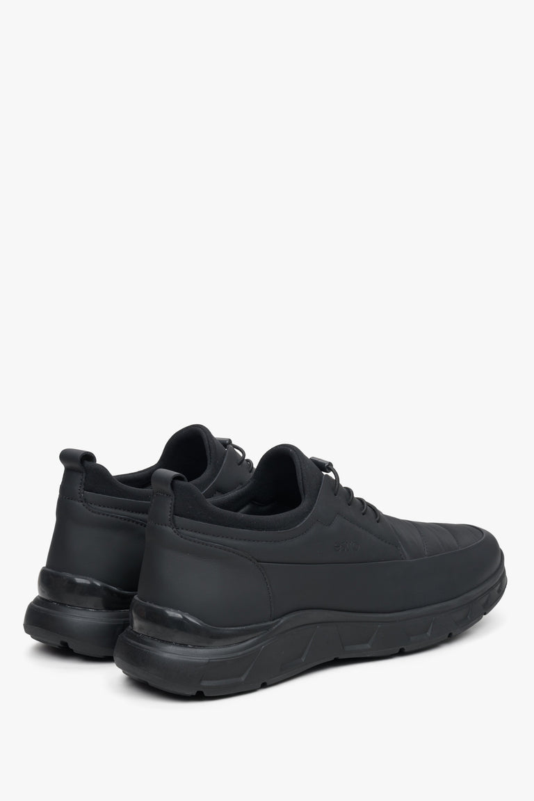 Wygodne sneakersy męskie czarne Estro - zbliżenie na linię boczną i miękki zapiętek.
