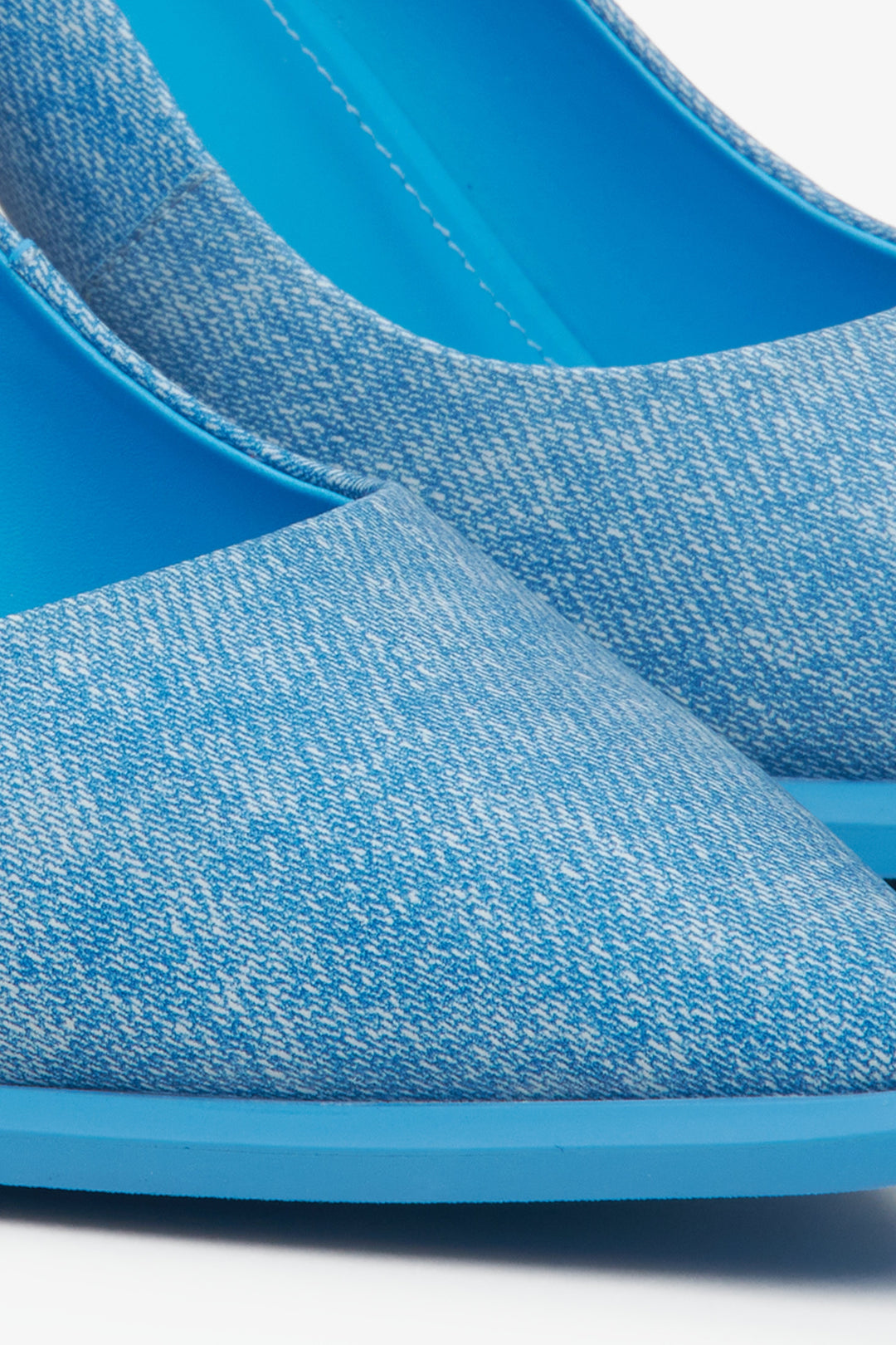 Jeansowe teksturowane szpilki damskie Estro w kolorze niebieskim - zbliżenie na detal.