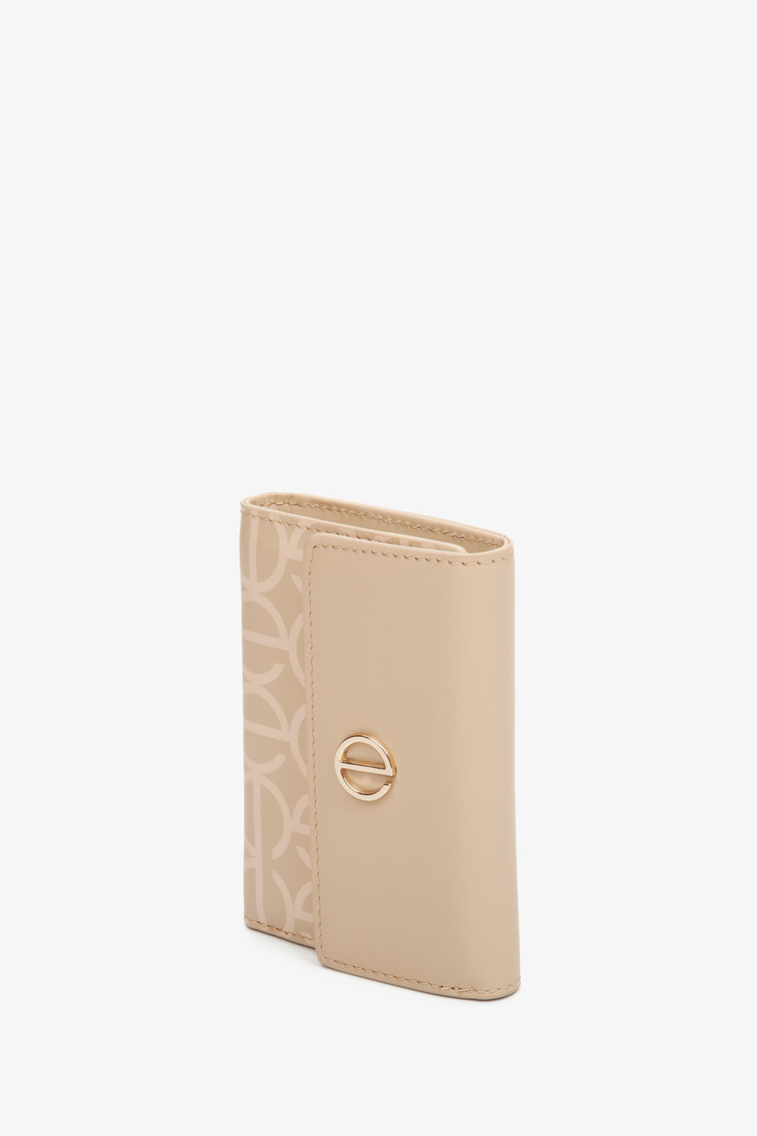 Beżowy, skórzany portfel damski średniej wielkości marki Estro.