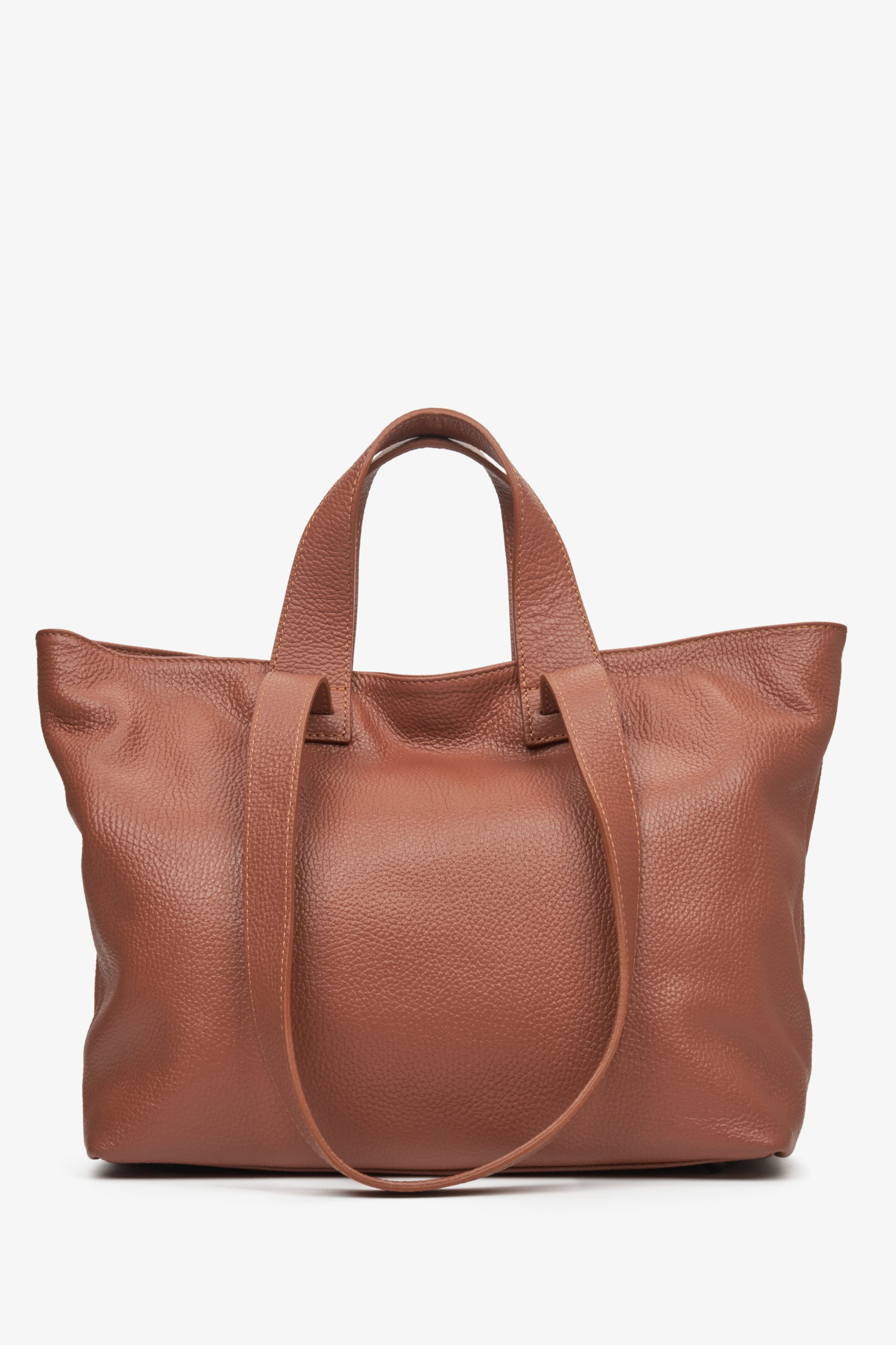 Szyta ręcznie we Włoszech skórzana torebka damska w kolorze brązowym.