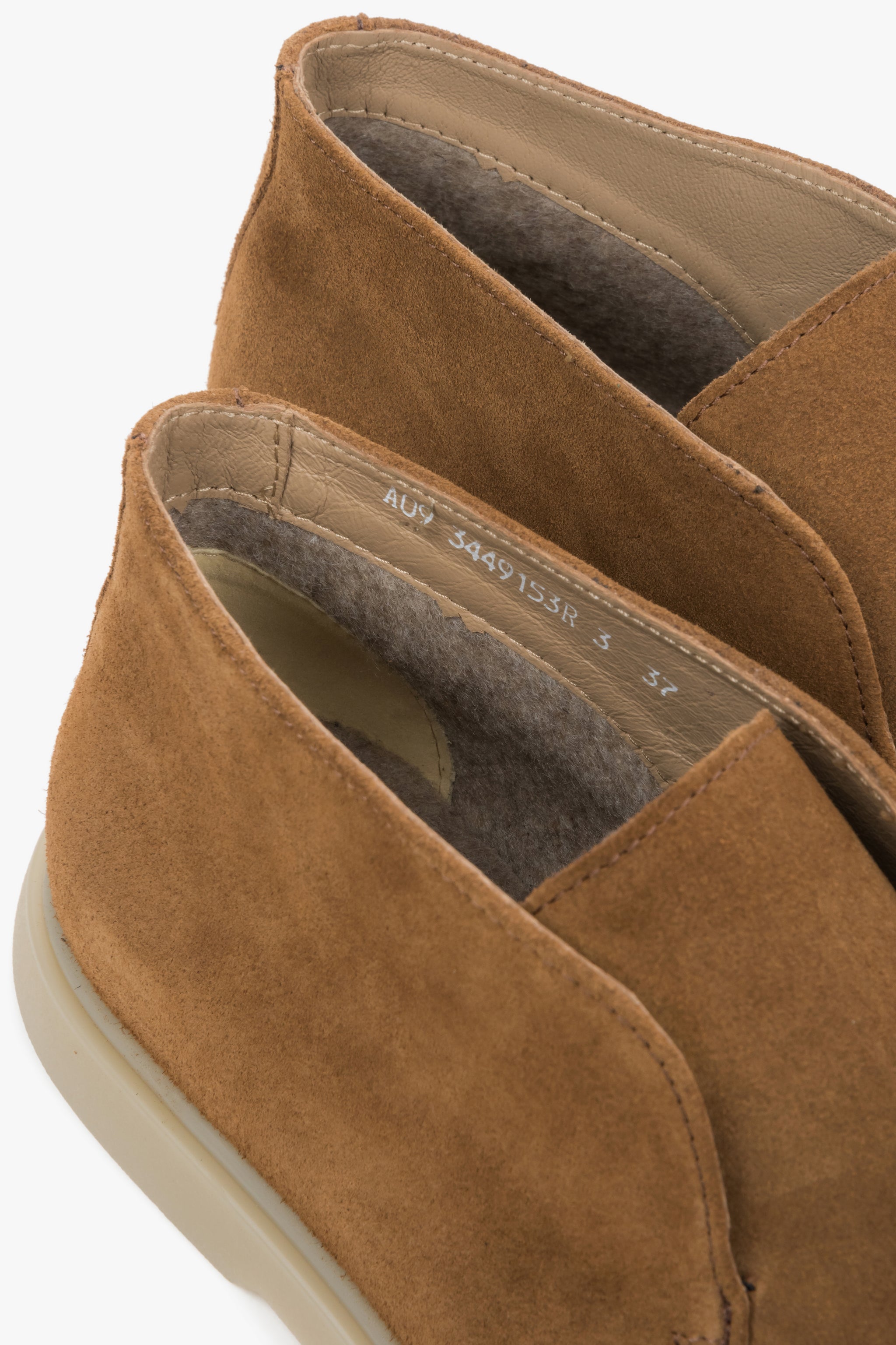 Stylowe i komfortowe loafersy damskie Estro w kolorze brązowym, osadzone na wysokiej podeszwie i wykonane z włoskiej skóry zamszowej.