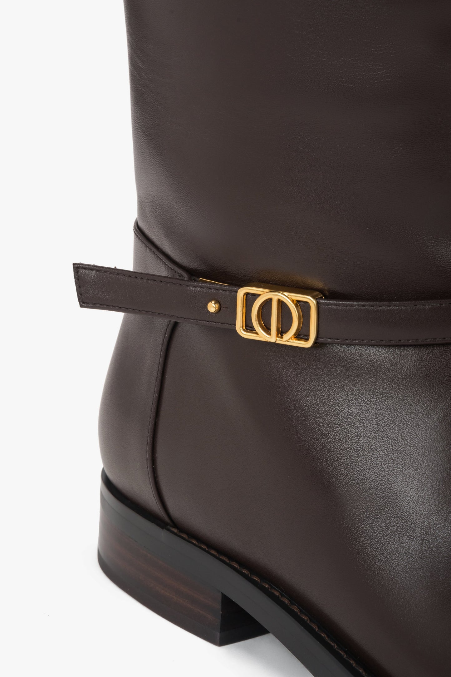 Ciemnobrązowe kozaki damskie ze skóry naturalnej ze złotą sprzączką - detale.