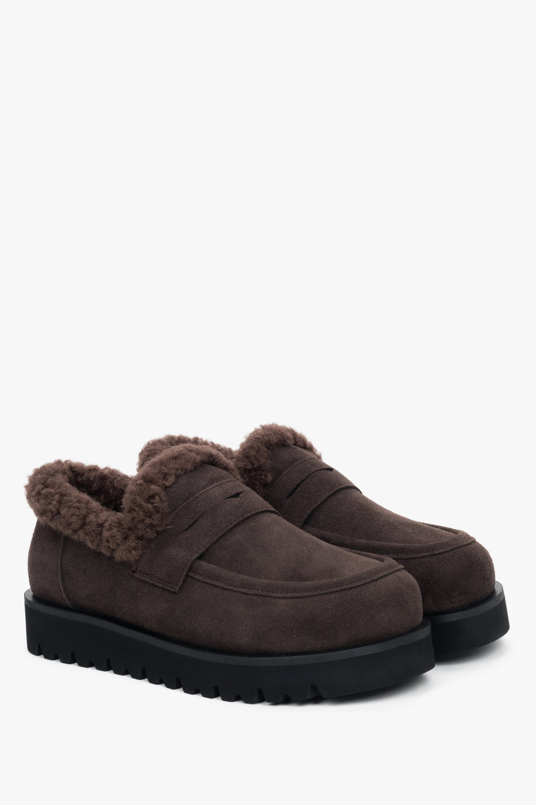 Wysokie ciemnobrązowe mokasyny damskie na zimę z futrzanym wsadem.