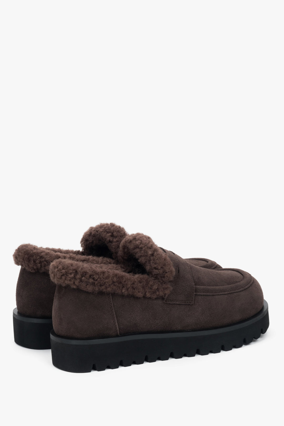 Wysokie ciemnobrązowe mokasyny damskie Estro na zimę, z futrzanym wsadem.