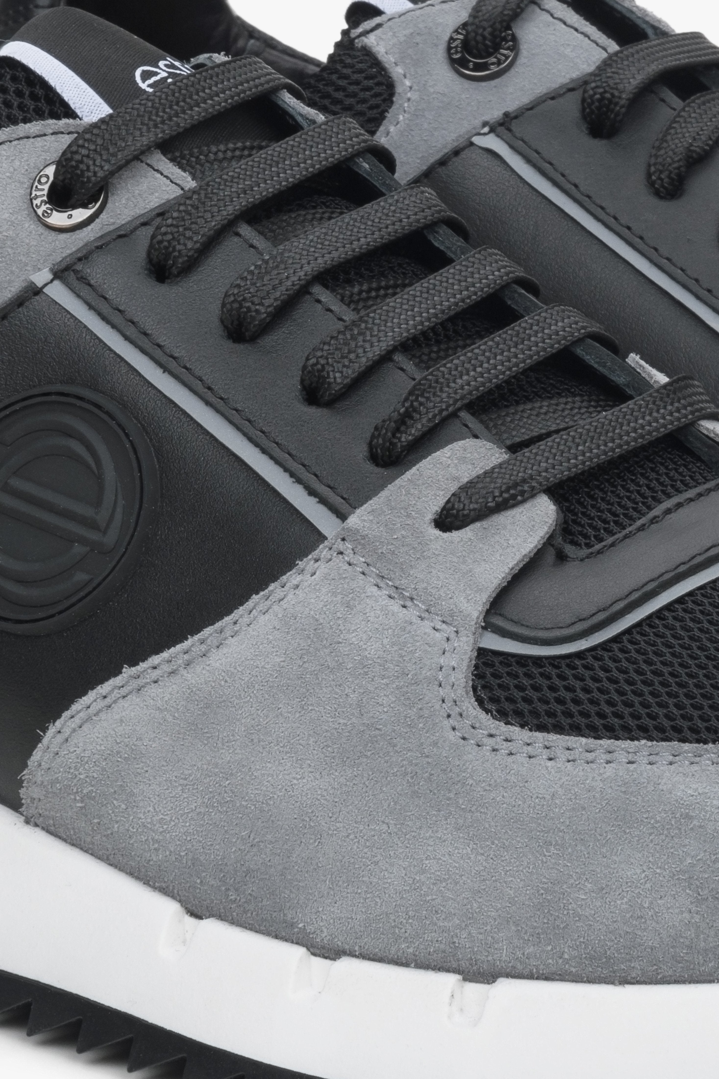 Męskie czarno-szare sneakersy Estro - zbliżenie na detale.