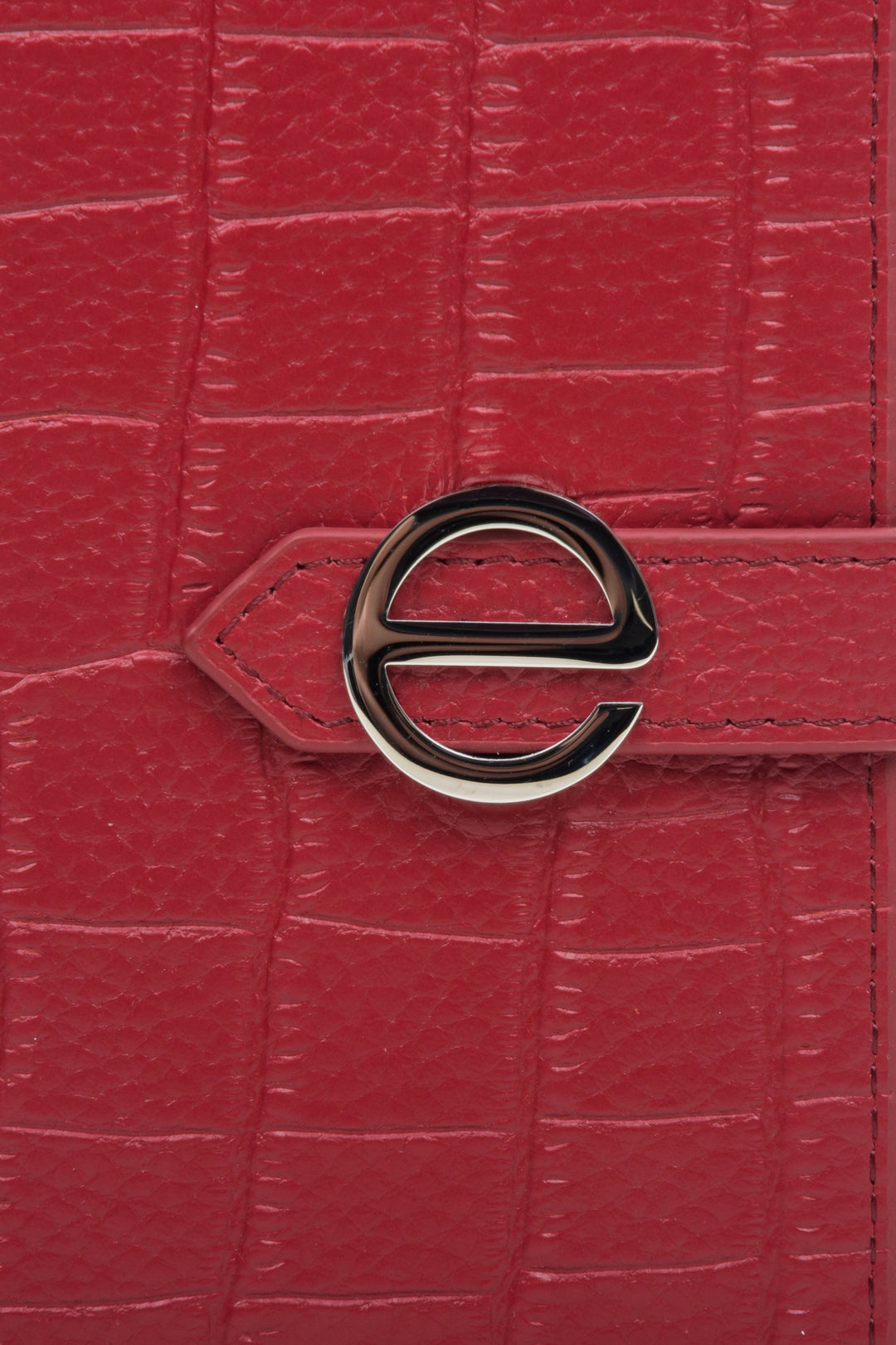 Skórzany duży portfel damski Estro w kolorze czerwonym - zbliżenie na detale.