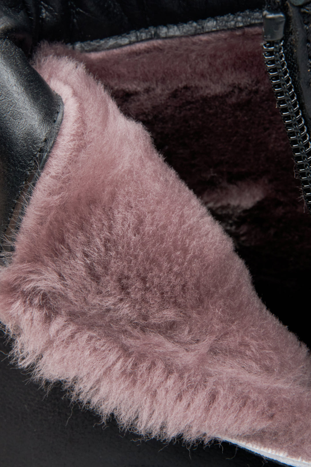 Ocieplane botki męskie Estro na zimę w kolorze czarnym - zbliżenie na miękki wsad.