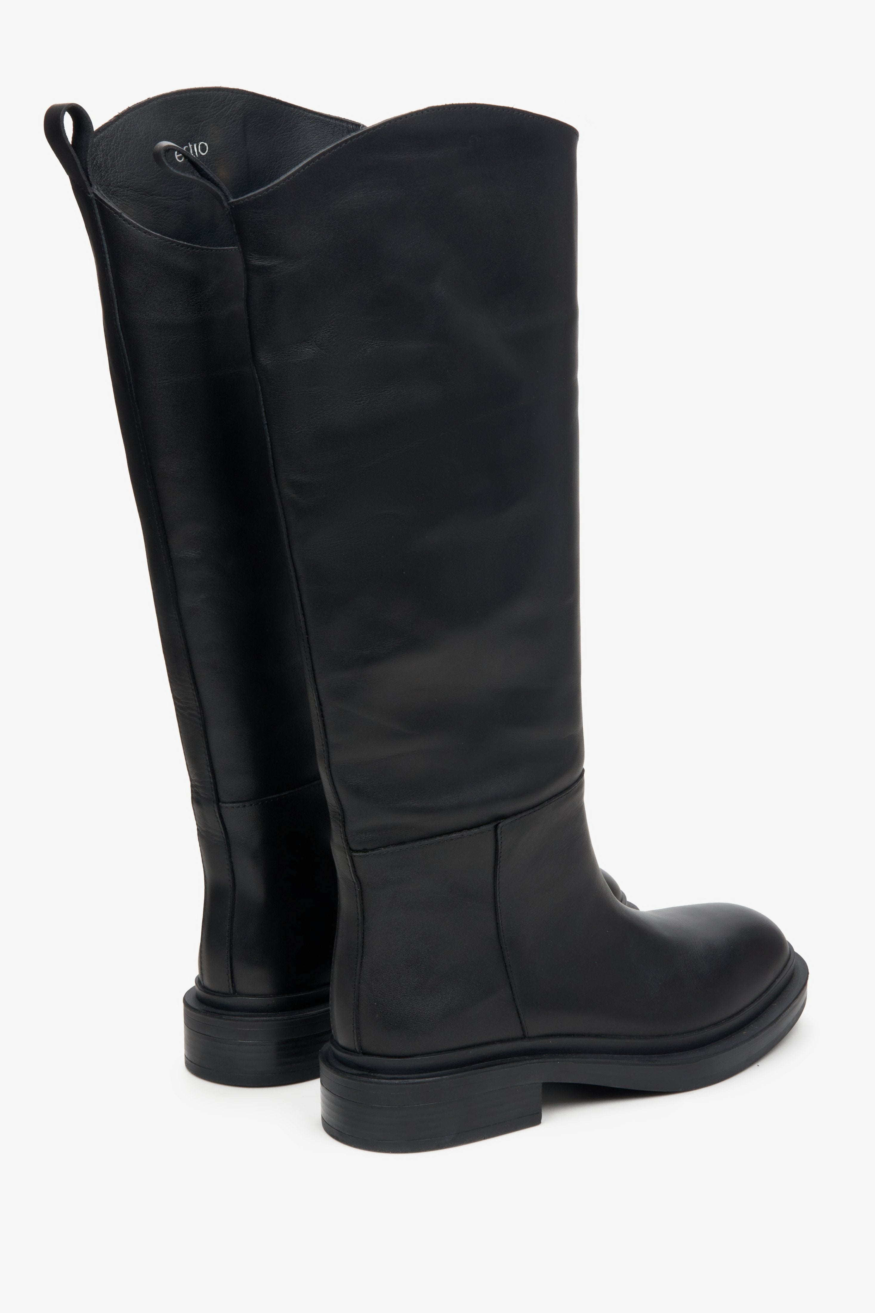 Kozaki damskie w kolorze czarnym ze skóry naturalnej Estro - zbliżenie na tył i linię boczną buta.