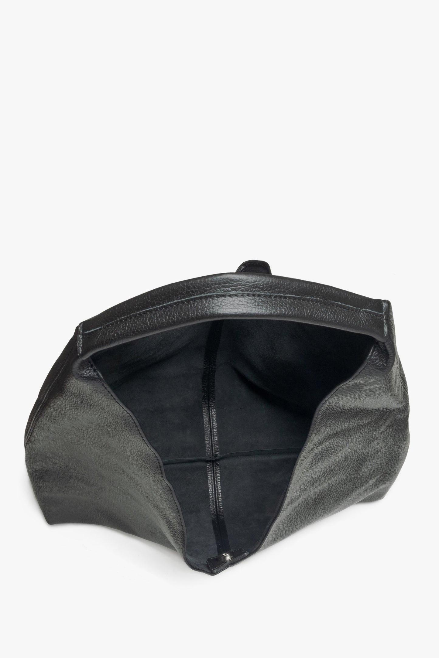 Damska czarna torebka typu hobo marki Estro - zbliżenie na wnętrze modelu.