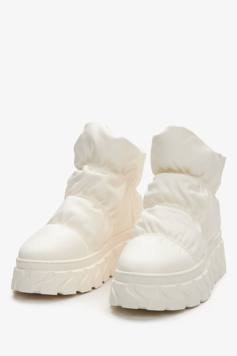 Skórzane śniegowce damskie jasnobeżowe z puchowym wsadem Estro - zbliżenie na czubek buta.