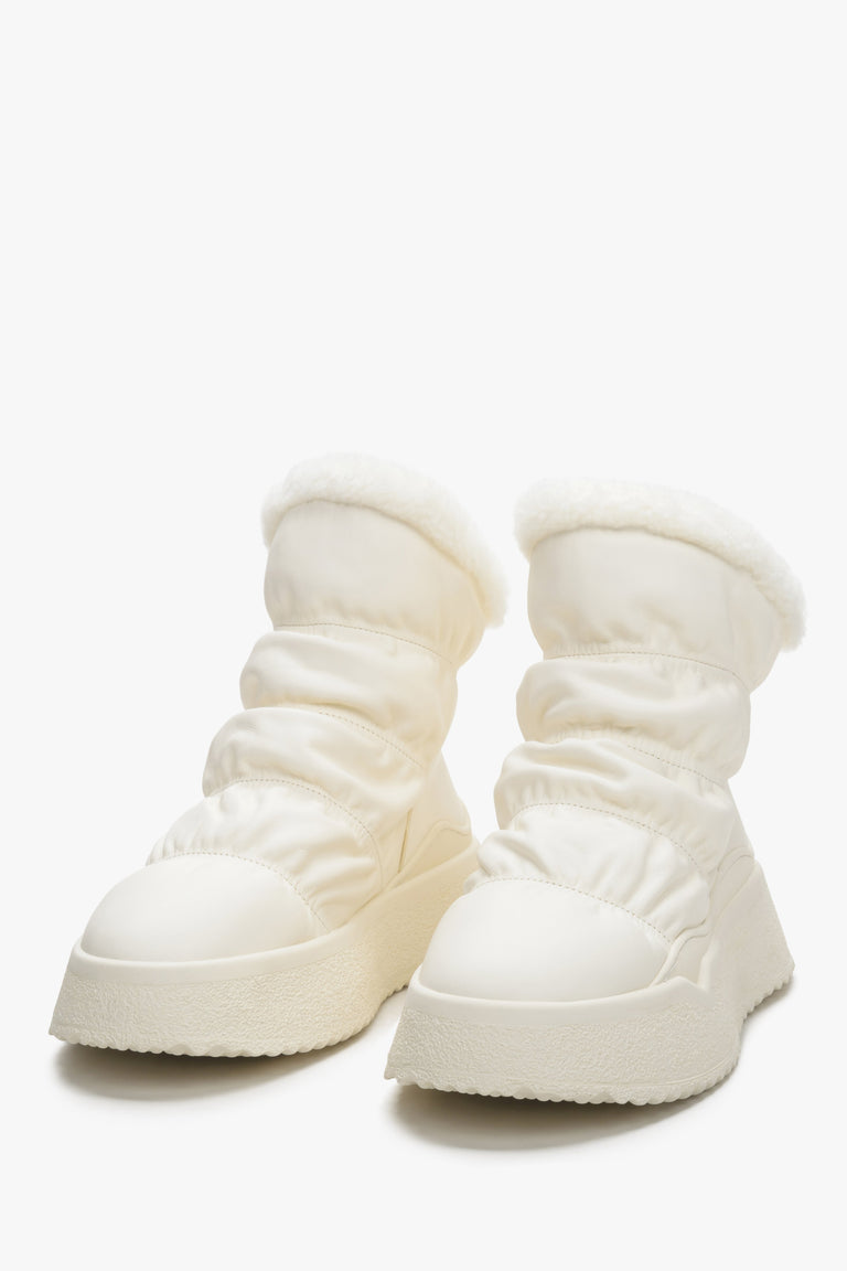 Jasnobeżowe śniegowce damskie ze skóry naturalnej z futrzanym wsadem Estro - zbliżenie na czubek buta.