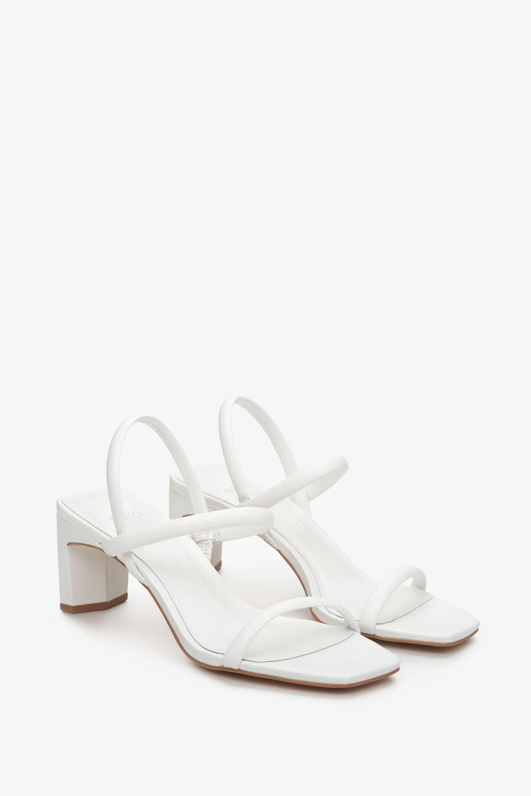 Wygodne, skórzane sandały damskie na słupku marki Estro w kolorze białym.