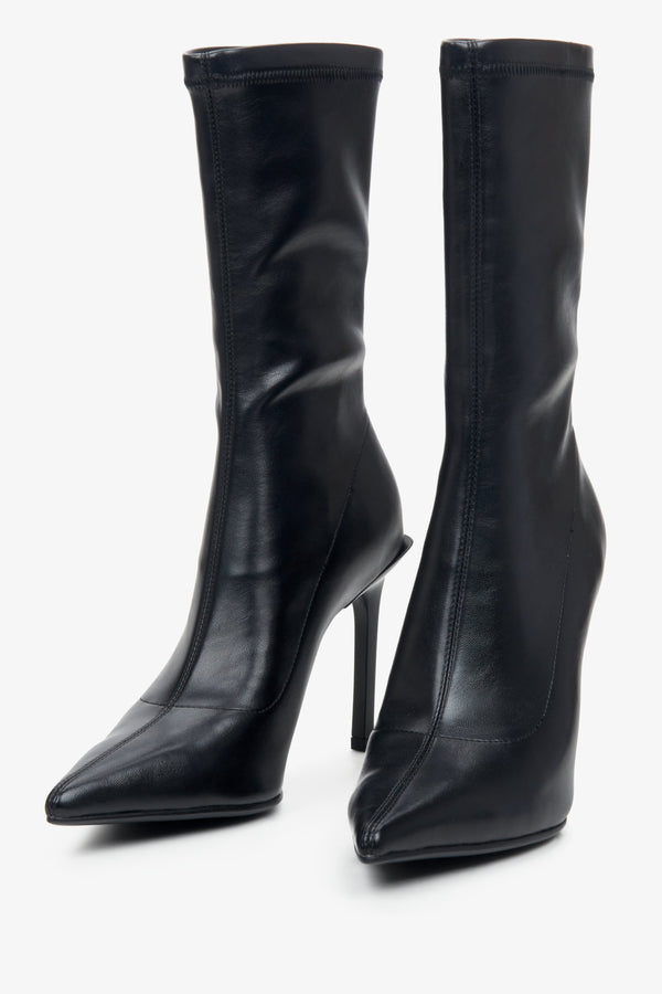 Wysokie botki damskie na szpilce w kolorze czarnym Estro - zbliżenie na czubek buta.