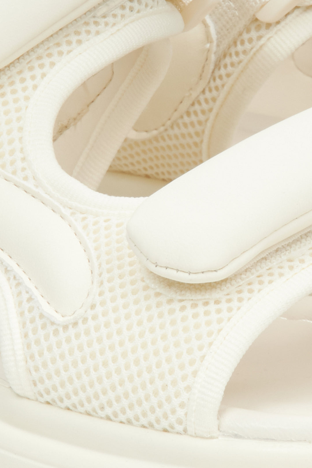Sportowe białe sandały damskie ES8 - zbliżenie na detal.