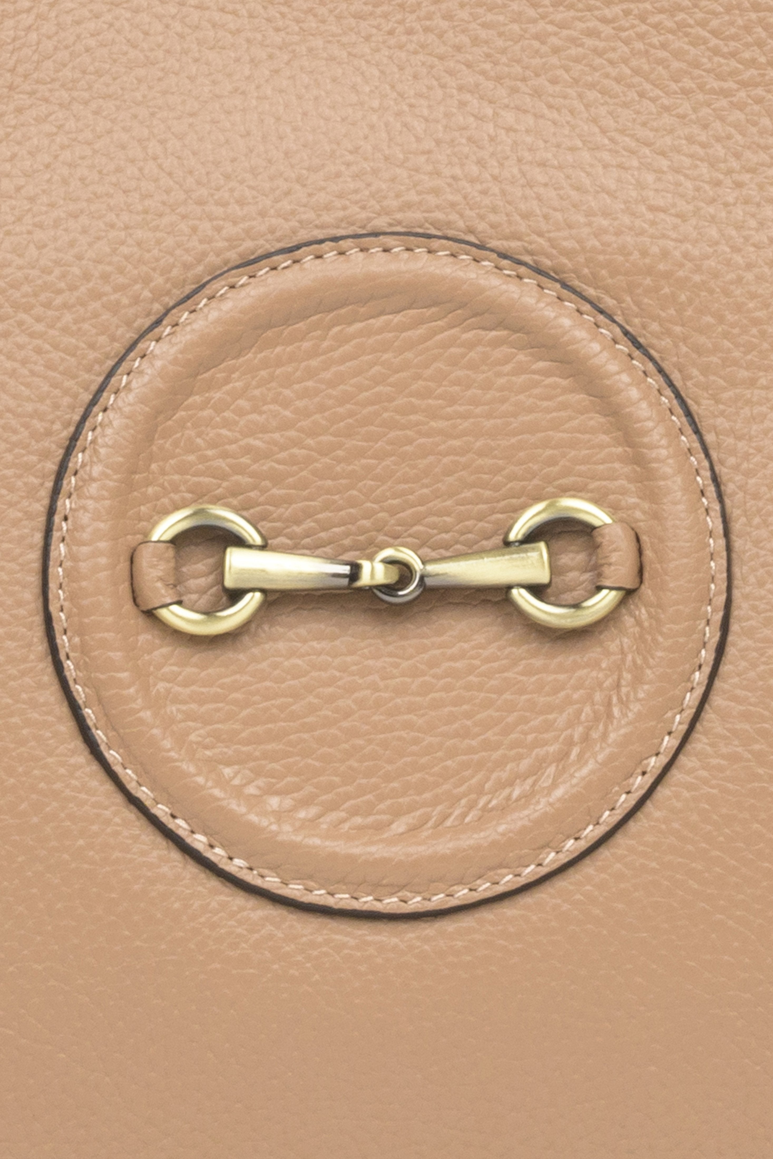 Pojemna, skórzana torebka damska w kolorze beżowym marki Estro ze złotymi okuciami - zbliżenie na detale.