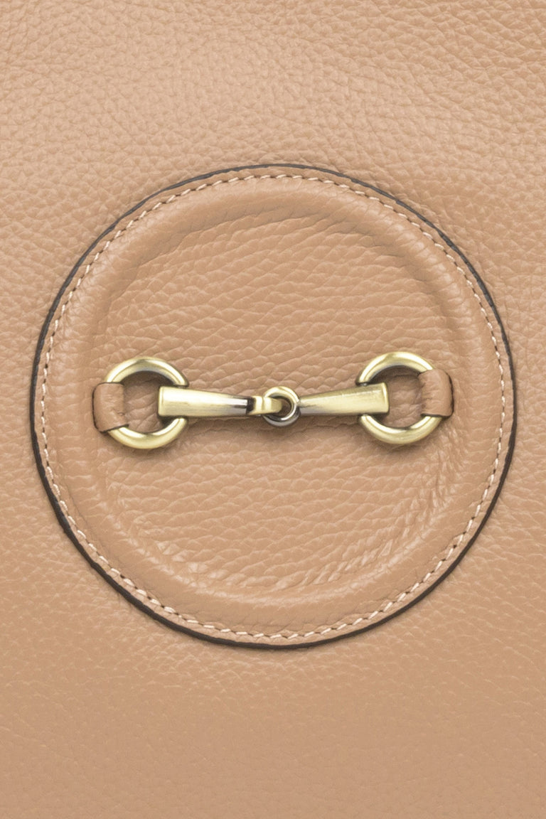 Pojemna, skórzana torebka damska w kolorze beżowym marki Estro ze złotymi okuciami - zbliżenie na detale.